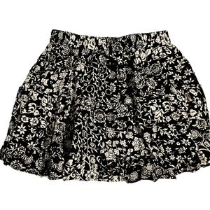 Forever 21 Women's Mini Skirt Size Medium Black White Floral Twirl